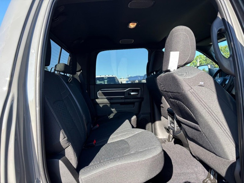 Ram 2500 Vehicle Full-screen Gallery Image 05