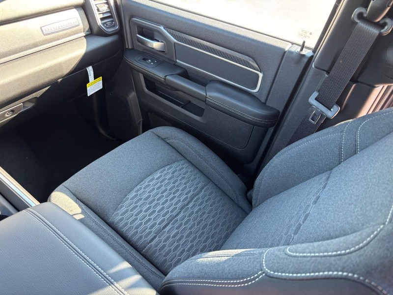 Ram 2500 Vehicle Full-screen Gallery Image 09