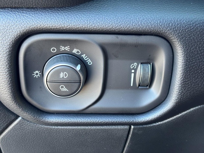 Ram 2500 Vehicle Full-screen Gallery Image 10