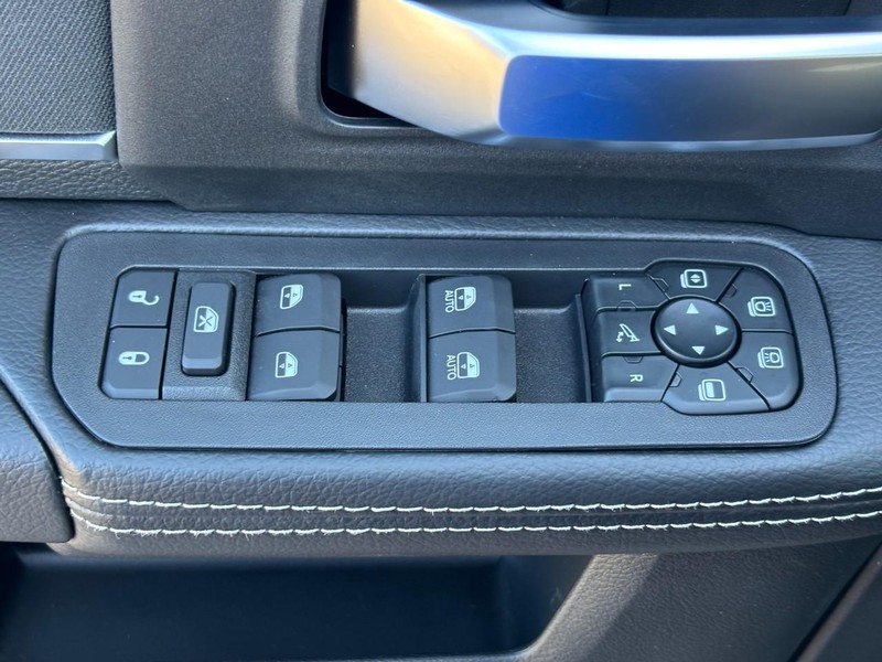 Ram 2500 Vehicle Full-screen Gallery Image 18