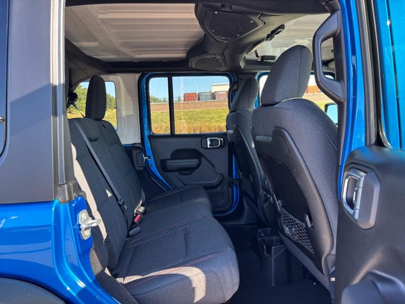 Jeep Wrangler Vehicle Full-screen Gallery Image 05