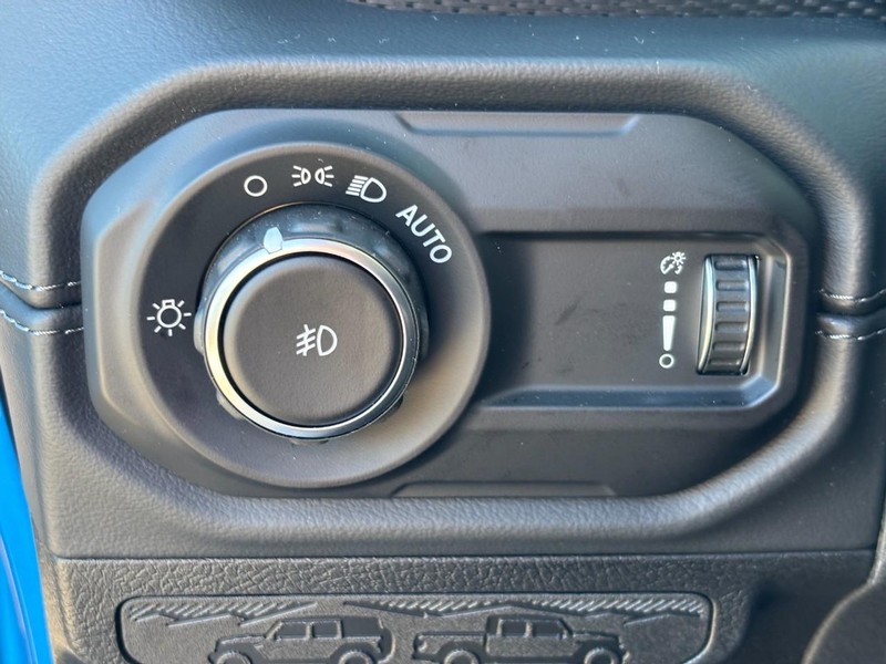 Jeep Wrangler Vehicle Full-screen Gallery Image 11