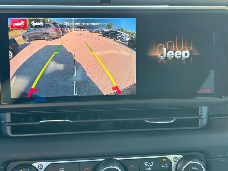 Jeep Wrangler Vehicle Full-screen Gallery Image 16