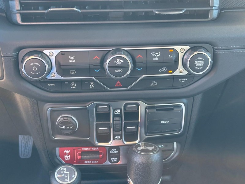 Jeep Wrangler Vehicle Full-screen Gallery Image 18