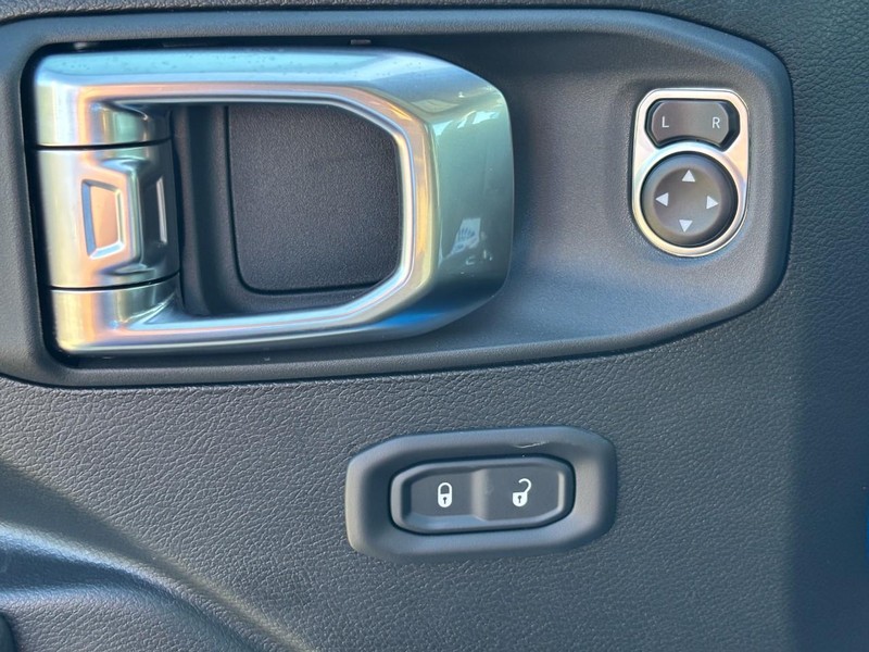 Jeep Wrangler Vehicle Full-screen Gallery Image 19