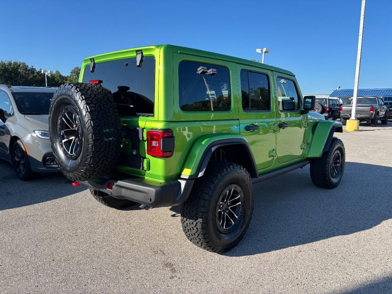 Jeep Wrangler Vehicle Full-screen Gallery Image 03
