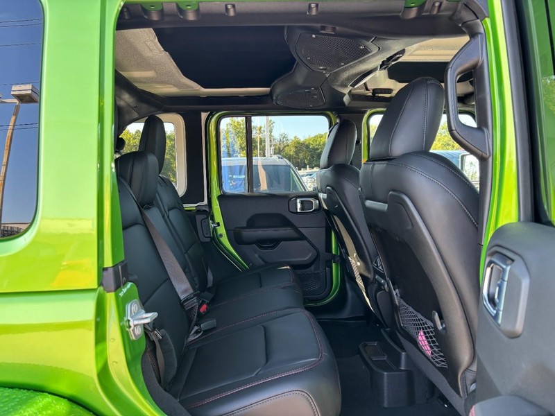 Jeep Wrangler Vehicle Full-screen Gallery Image 05