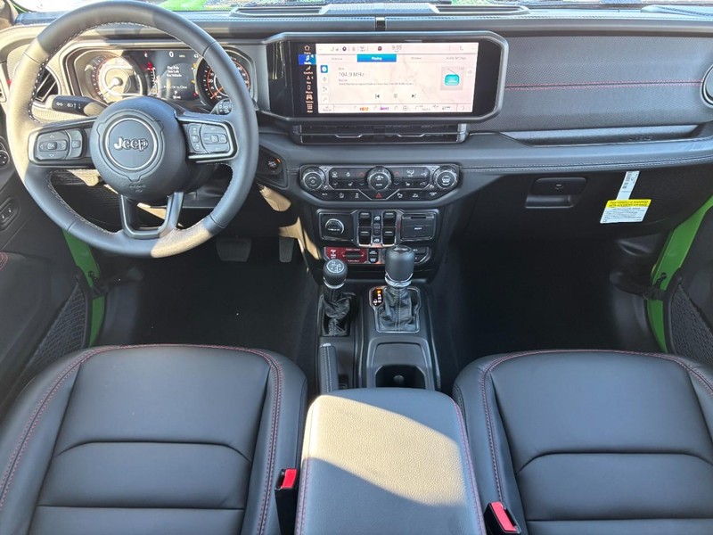 Jeep Wrangler Vehicle Full-screen Gallery Image 06