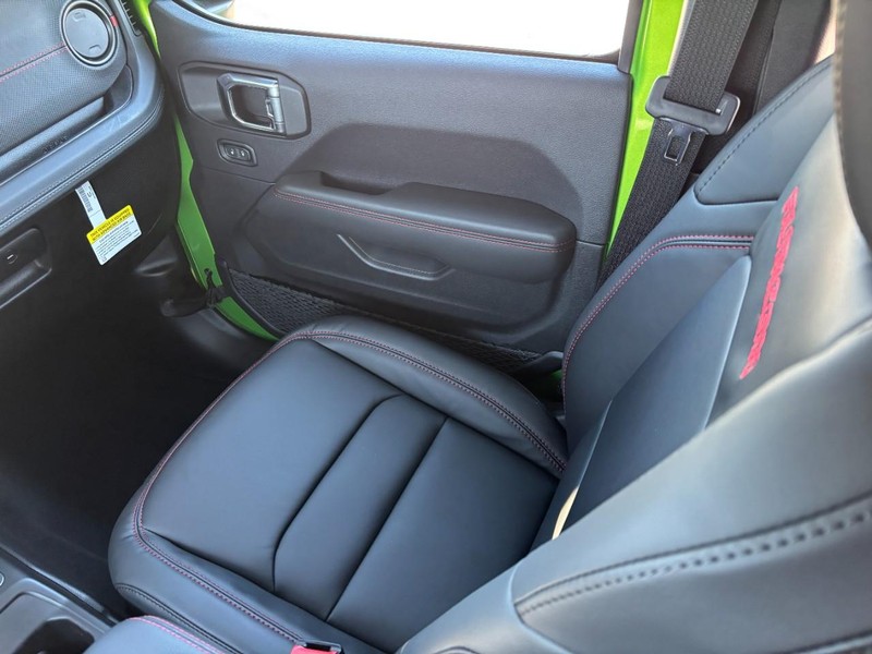 Jeep Wrangler Vehicle Full-screen Gallery Image 10