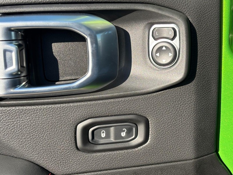 Jeep Wrangler Vehicle Full-screen Gallery Image 19