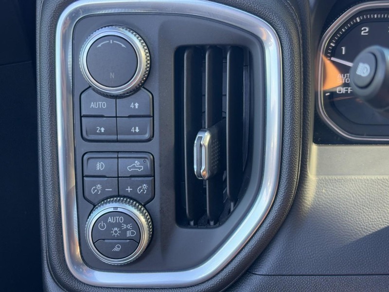 GMC Sierra 1500 Vehicle Full-screen Gallery Image 16