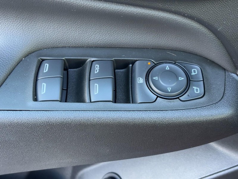 Chevrolet Equinox Vehicle Full-screen Gallery Image 23