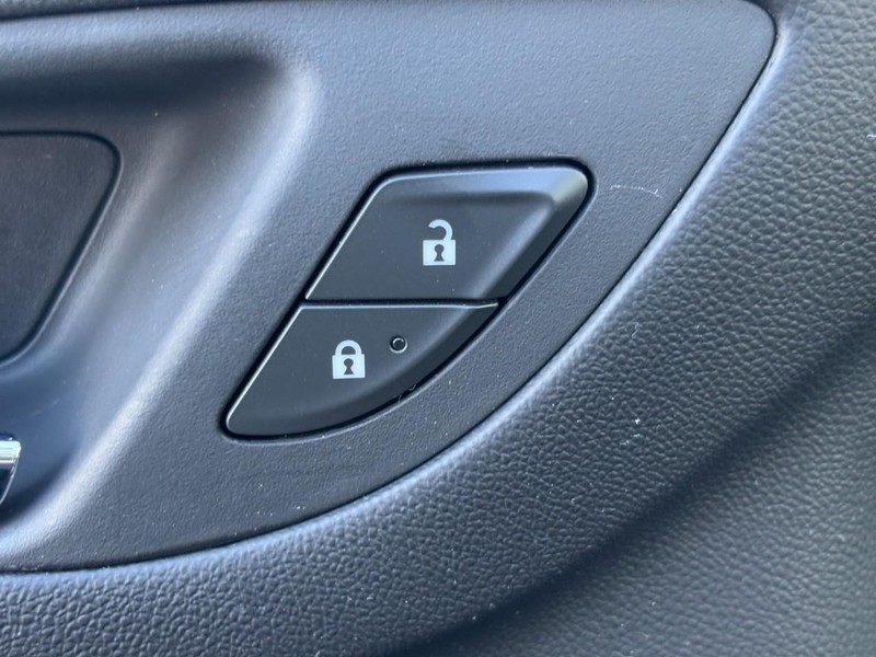 Chevrolet Equinox Vehicle Full-screen Gallery Image 24