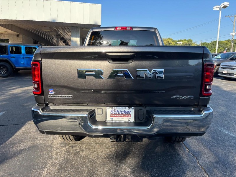 Ram 2500 Vehicle Full-screen Gallery Image 05