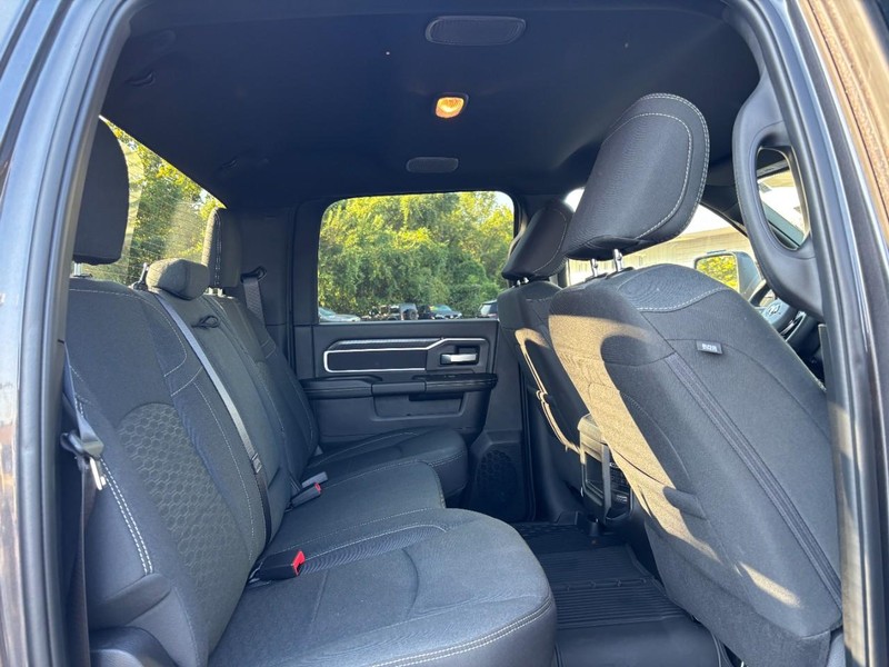 Ram 2500 Vehicle Full-screen Gallery Image 10