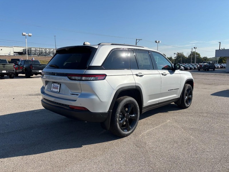 Jeep Grand Cherokee Vehicle Full-screen Gallery Image 03