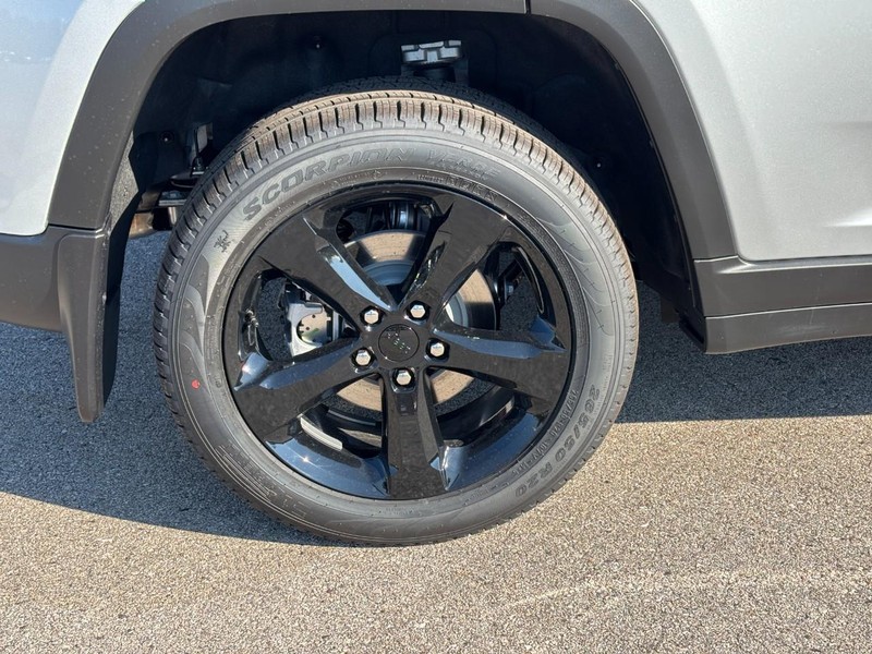 Jeep Grand Cherokee Vehicle Full-screen Gallery Image 04