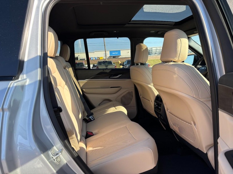 Jeep Grand Cherokee Vehicle Full-screen Gallery Image 05