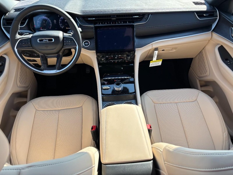 Jeep Grand Cherokee Vehicle Full-screen Gallery Image 06