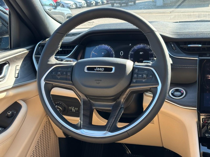 Jeep Grand Cherokee Vehicle Full-screen Gallery Image 07