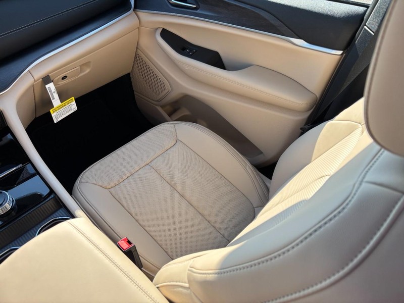 Jeep Grand Cherokee Vehicle Full-screen Gallery Image 09