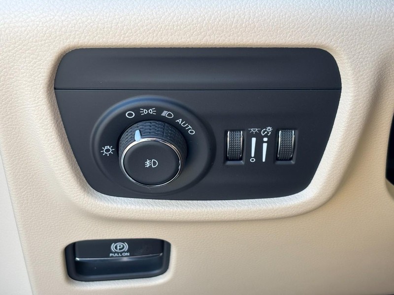 Jeep Grand Cherokee Vehicle Full-screen Gallery Image 10