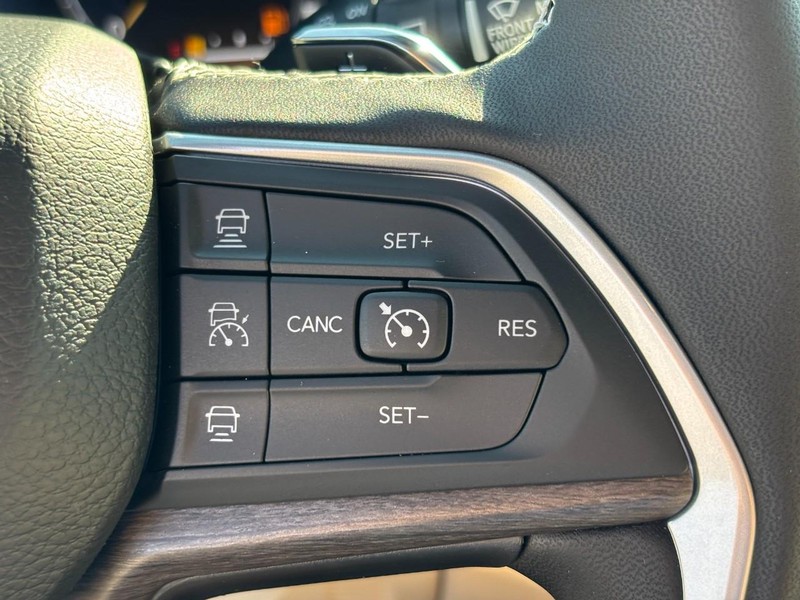 Jeep Grand Cherokee Vehicle Full-screen Gallery Image 12