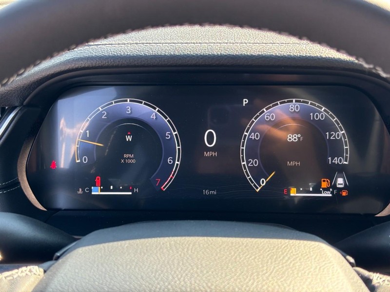 Jeep Grand Cherokee Vehicle Full-screen Gallery Image 13