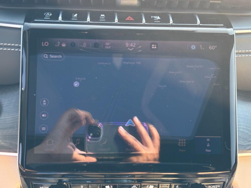 Jeep Grand Cherokee Vehicle Full-screen Gallery Image 14