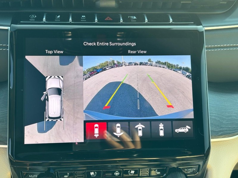 Jeep Grand Cherokee Vehicle Full-screen Gallery Image 15