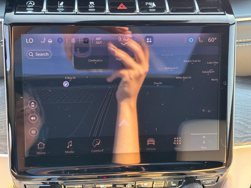 Jeep Grand Cherokee Vehicle Full-screen Gallery Image 16