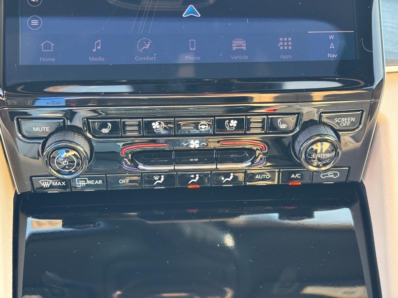 Jeep Grand Cherokee Vehicle Full-screen Gallery Image 17