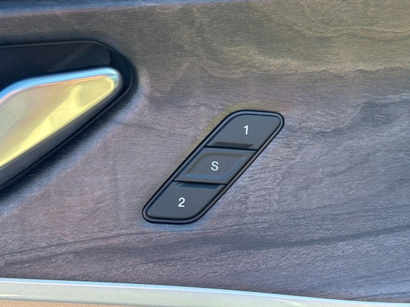 Jeep Grand Cherokee Vehicle Full-screen Gallery Image 19