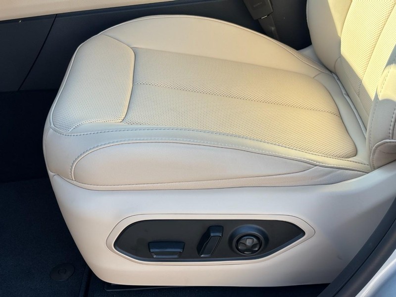 Jeep Grand Cherokee Vehicle Full-screen Gallery Image 20