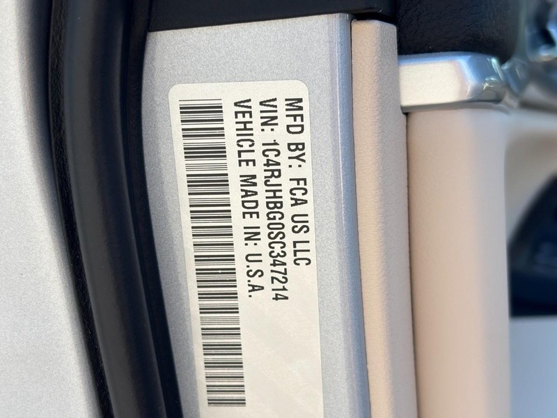 Jeep Grand Cherokee Vehicle Full-screen Gallery Image 22