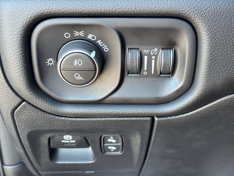 Ram 1500 Vehicle Full-screen Gallery Image 10