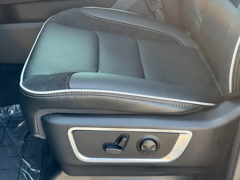 Ram 1500 Vehicle Full-screen Gallery Image 21