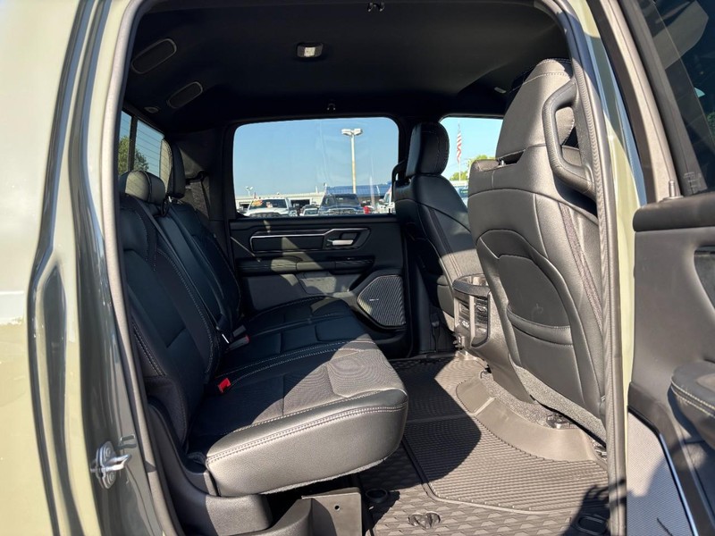 Ram 1500 Vehicle Full-screen Gallery Image 05