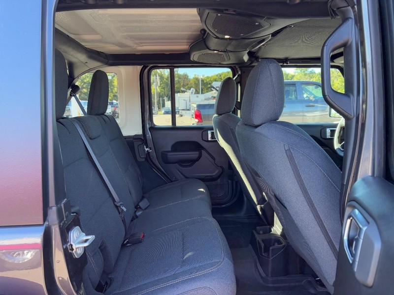 Jeep Wrangler Vehicle Full-screen Gallery Image 10