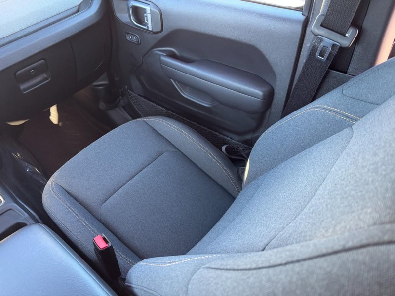 Jeep Wrangler Vehicle Full-screen Gallery Image 15