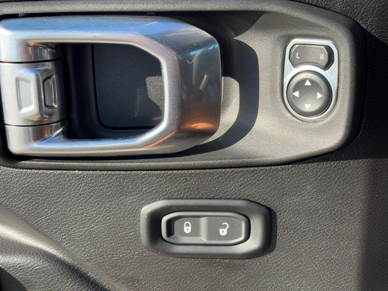 Jeep Wrangler Vehicle Full-screen Gallery Image 23