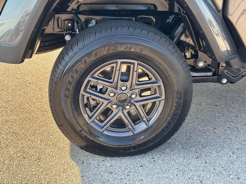 Jeep Gladiator Vehicle Full-screen Gallery Image 04