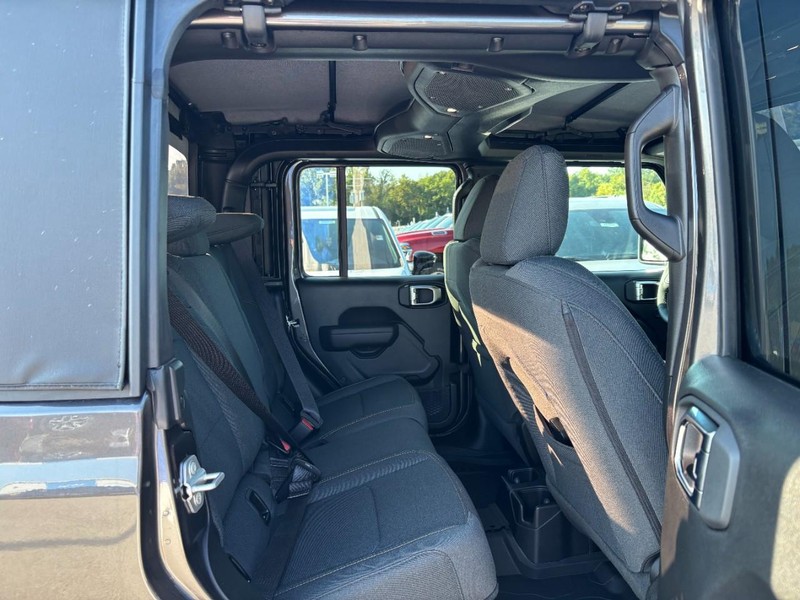 Jeep Gladiator Vehicle Full-screen Gallery Image 05