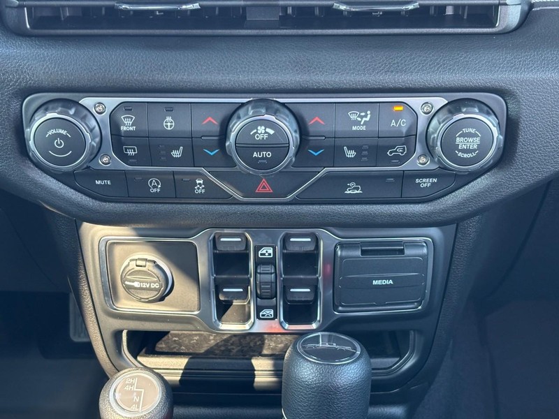 Jeep Gladiator Vehicle Full-screen Gallery Image 09