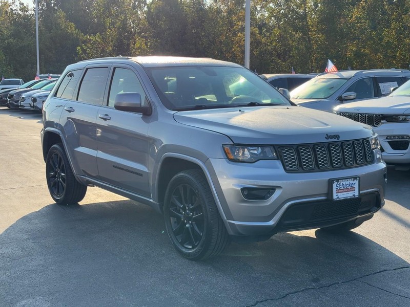 Jeep Grand Cherokee Vehicle Full-screen Gallery Image 02