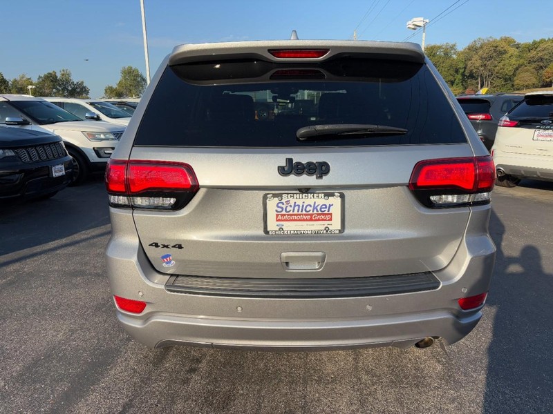 Jeep Grand Cherokee Vehicle Full-screen Gallery Image 05