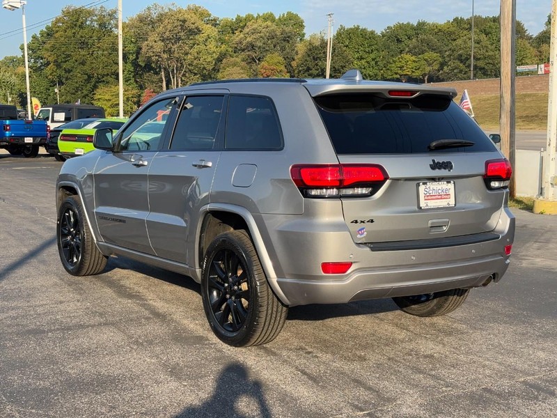 Jeep Grand Cherokee Vehicle Full-screen Gallery Image 06