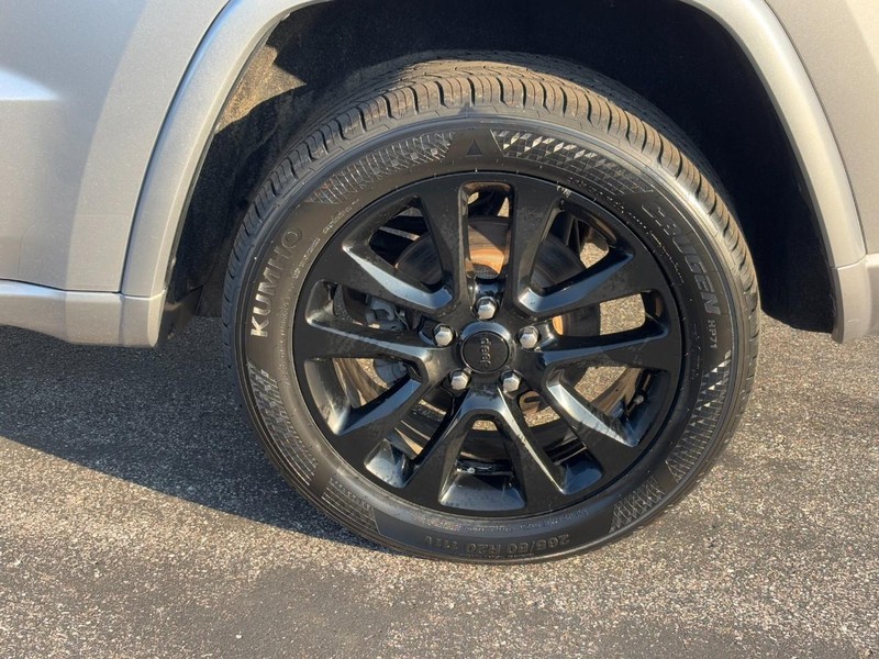 Jeep Grand Cherokee Vehicle Full-screen Gallery Image 07