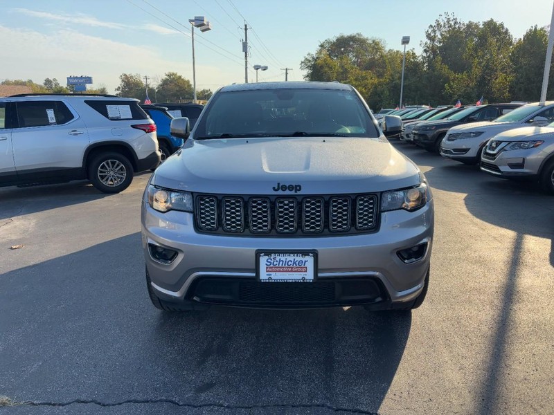 Jeep Grand Cherokee Vehicle Full-screen Gallery Image 09