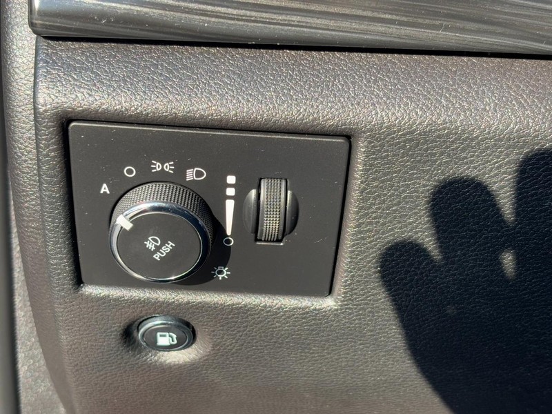 Jeep Grand Cherokee Vehicle Full-screen Gallery Image 16